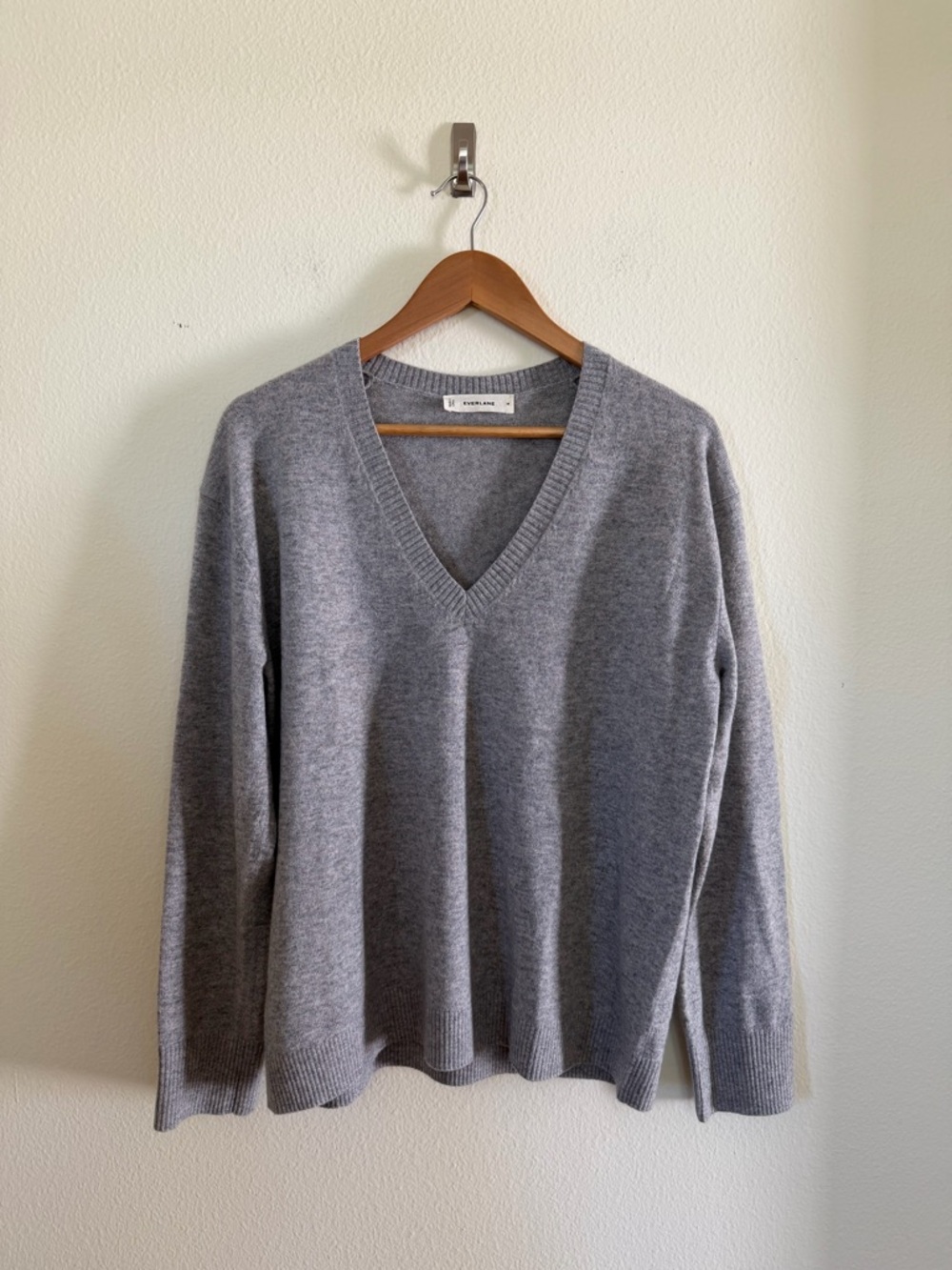 Everlane The Classic V Neck Cashmere Sweater